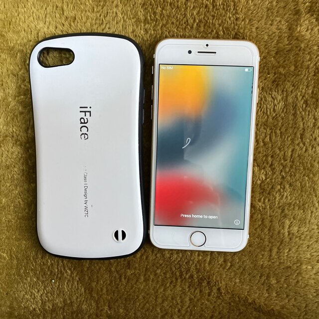 iPhone(アイフォーン)のiPhone7本体　32G おまけアイフェイスケース付き スマホ/家電/カメラのスマートフォン/携帯電話(スマートフォン本体)の商品写真