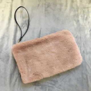 ザラ(ZARA)のZARA ピンクファークラッチバッグ(クラッチバッグ)