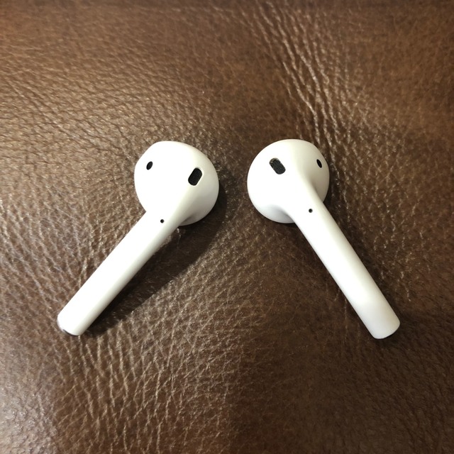 Apple(アップル)のゴリラ様専用　エアポッズ　AirPods アップル 第二世代　美品！ケース付き！ スマホ/家電/カメラのオーディオ機器(ヘッドフォン/イヤフォン)の商品写真