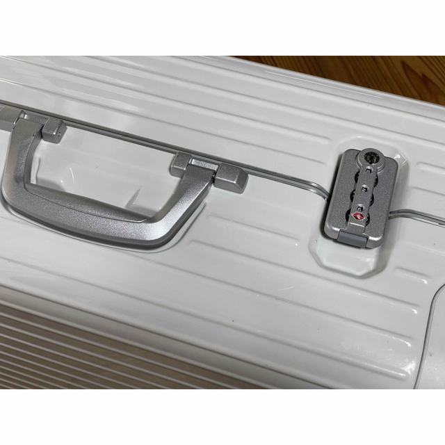 RIMOWA - リモワ ハイブリッドチェックイン M 62L ホワイト RIMOWA - リモワ ハイブリッドチェックイン M 62L ホワイト