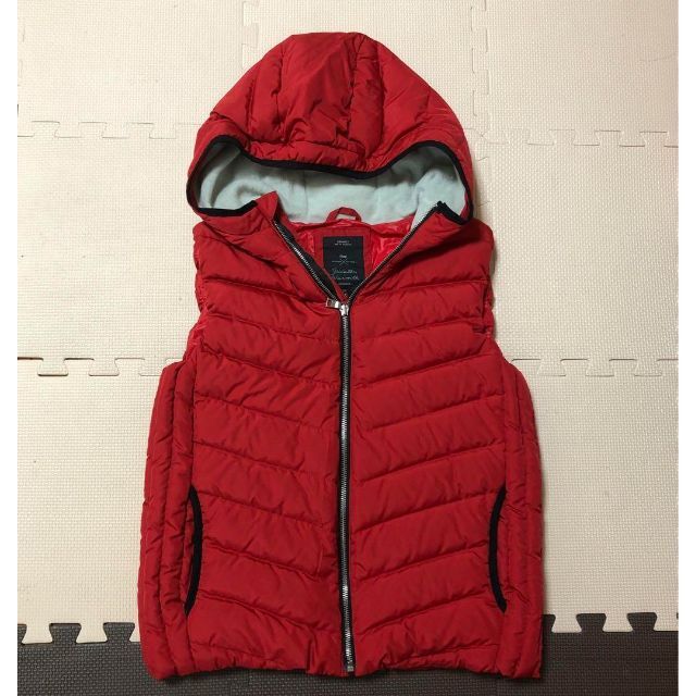 GAP × winter warms ダウンベスト　レッド　サイズXS レディースのジャケット/アウター(ダウンベスト)の商品写真