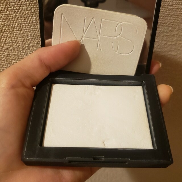 NARS(ナーズ)のNARS ライトリフレクティングセッティングパウダー プレスト N コスメ/美容のベースメイク/化粧品(フェイスパウダー)の商品写真