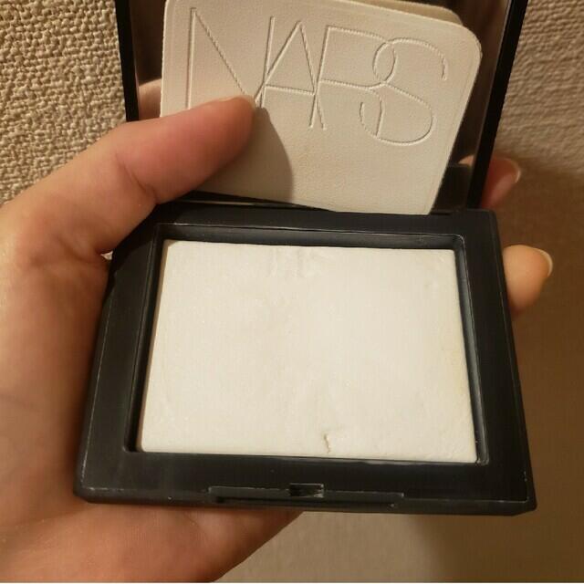 NARS(ナーズ)のNARS ライトリフレクティングセッティングパウダー プレスト N コスメ/美容のベースメイク/化粧品(フェイスパウダー)の商品写真