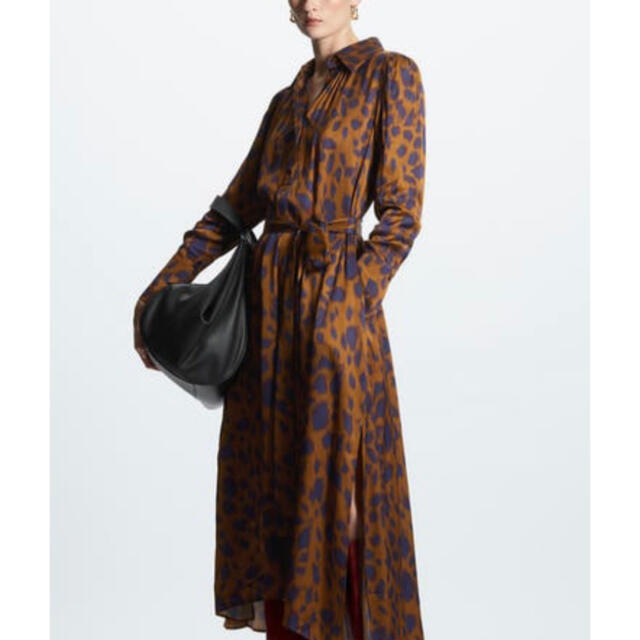 COS／BELTED PRINTED MIDI DRESS