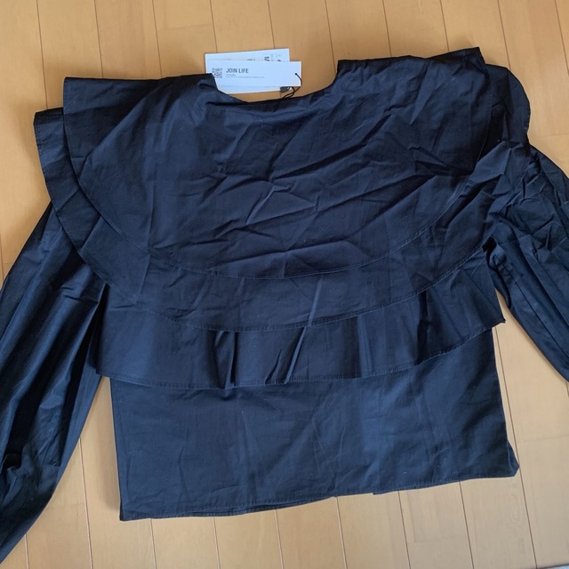 ZARA(ザラ)の新品・未使用タグ付きZARA  フリルシャツ レディースのトップス(シャツ/ブラウス(長袖/七分))の商品写真