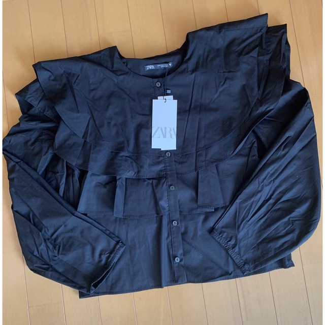 ZARA(ザラ)の新品・未使用タグ付きZARA  フリルシャツ レディースのトップス(シャツ/ブラウス(長袖/七分))の商品写真