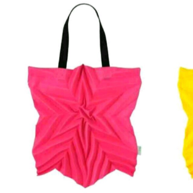ISSEY MIYAKE - me ISSEY MIYAKEショッキングピンク星形プリーツ姫エコ