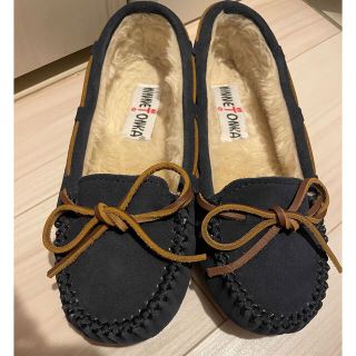 ミネトンカ(Minnetonka)の1/25までの出品:ミネトンカ　モカシン　ボア付き　ダークネイビー　サイズ6(スリッポン/モカシン)