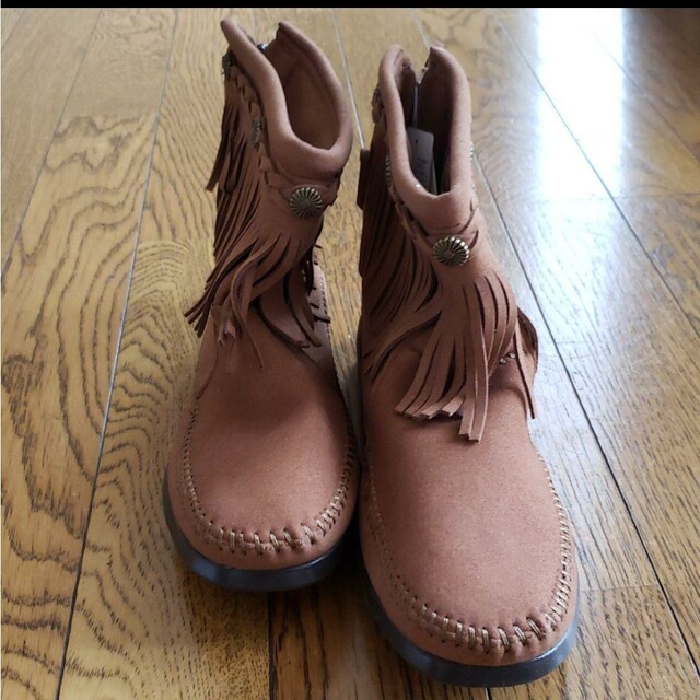 Minnetonka(ミネトンカ)の新品MINNETONKAフリンジブーツ レディースの靴/シューズ(ブーツ)の商品写真