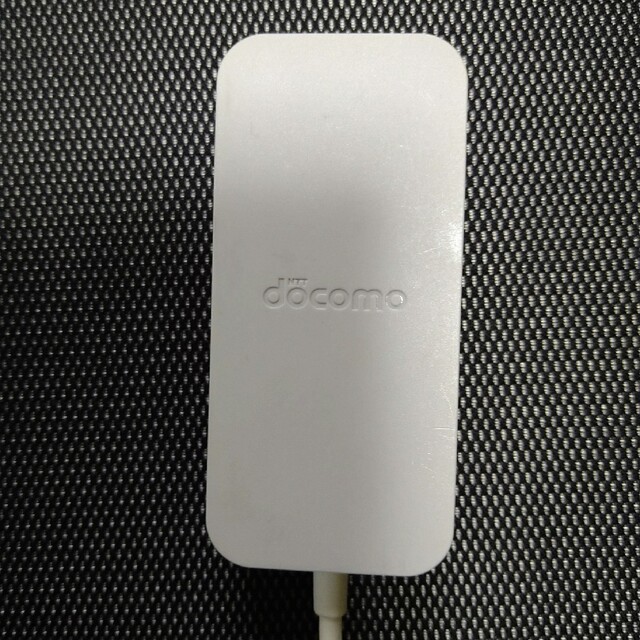 NTTdocomo(エヌティティドコモ)のドコモ純正ACアダプタ USB TypeC スマホ/家電/カメラのスマートフォン/携帯電話(バッテリー/充電器)の商品写真