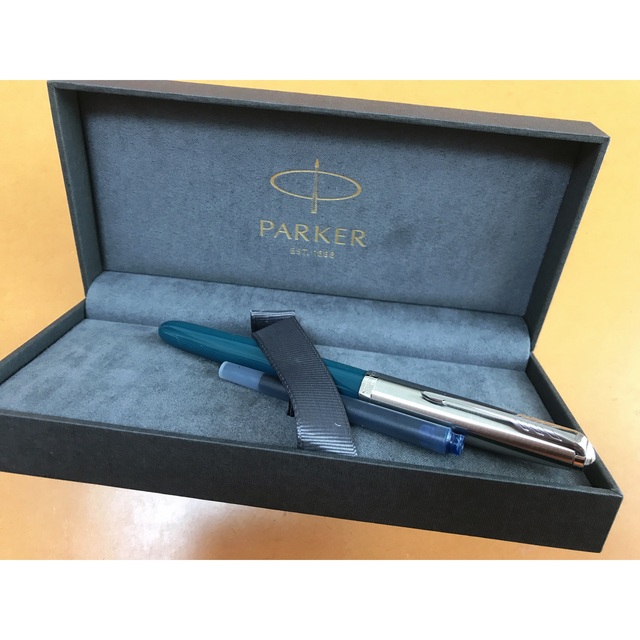 Parker(パーカー)のPARKER パーカー箱付きボールペン(ブルーインク) インテリア/住まい/日用品の文房具(ペン/マーカー)の商品写真