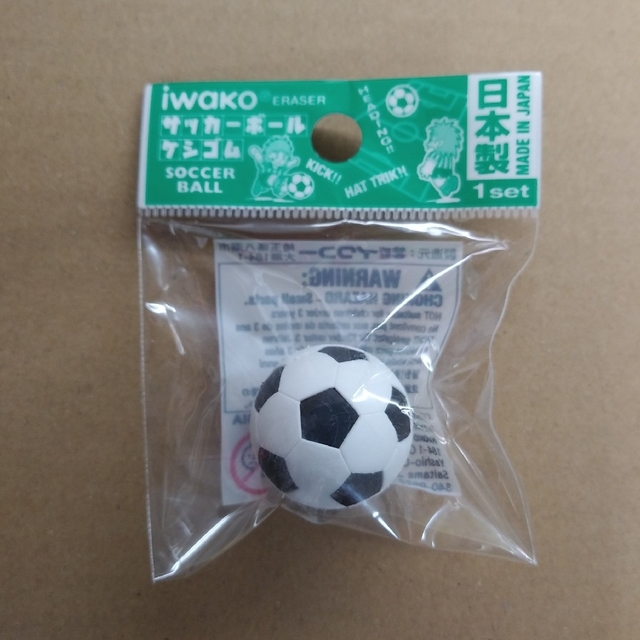 消しゴム サッカーボール 文房具 プレゼント おもしろ 小学生 子供会 景品 インテリア/住まい/日用品の文房具(消しゴム/修正テープ)の商品写真