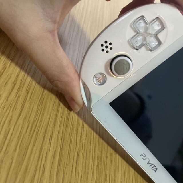 PlayStation Vita(プレイステーションヴィータ)のPlayStation Vita PCH-2000 エンタメ/ホビーのゲームソフト/ゲーム機本体(家庭用ゲーム機本体)の商品写真