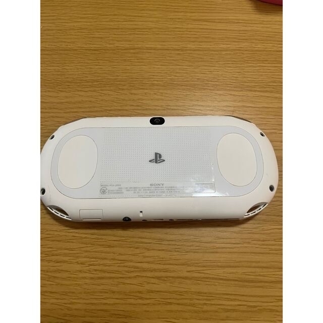 PlayStation Vita(プレイステーションヴィータ)のPlayStation Vita PCH-2000 エンタメ/ホビーのゲームソフト/ゲーム機本体(家庭用ゲーム機本体)の商品写真