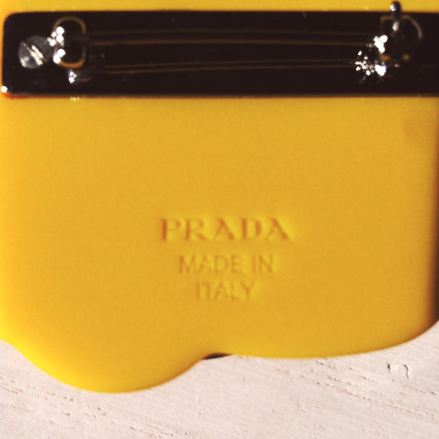 PRADA(プラダ)のプラダ 電話機 ブローチ♥︎ レディースのアクセサリー(ブローチ/コサージュ)の商品写真