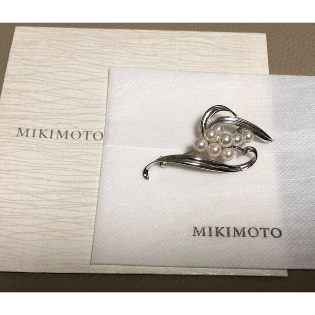 MIKIMOTO(ミキモト)の美品　ミキモト  ブローチ　8珠あります！ レディースのアクセサリー(ブローチ/コサージュ)の商品写真