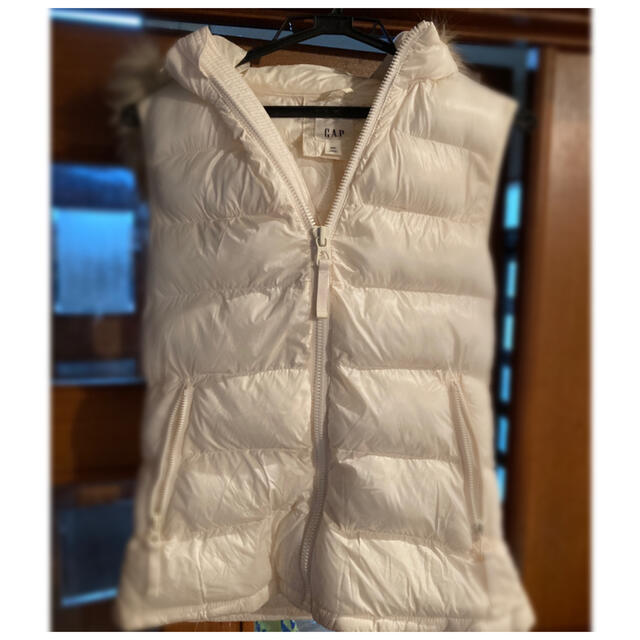 GAP(ギャップ)のGap White Vest  レディースのジャケット/アウター(ダウンベスト)の商品写真