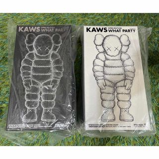 メディコムトイ(MEDICOM TOY)の新品未開封Kaws What Party whiteとblack2体セット(フィギュア)