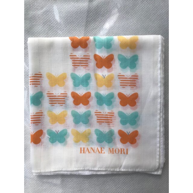 HANAE MORI(ハナエモリ)のHANAE MORI 蝶々 ハンカチ 未使用品 レディースのファッション小物(ハンカチ)の商品写真