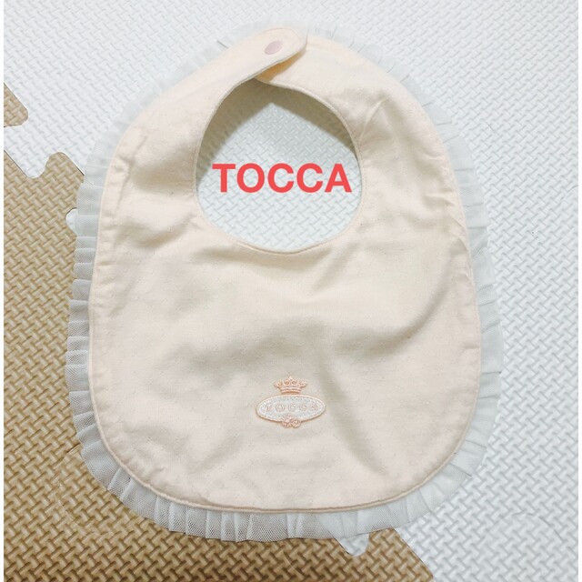 TOCCA(トッカ)の【美品】TOCCA   ピンクベージュ　フリル付きスタイ キッズ/ベビー/マタニティのこども用ファッション小物(ベビースタイ/よだれかけ)の商品写真