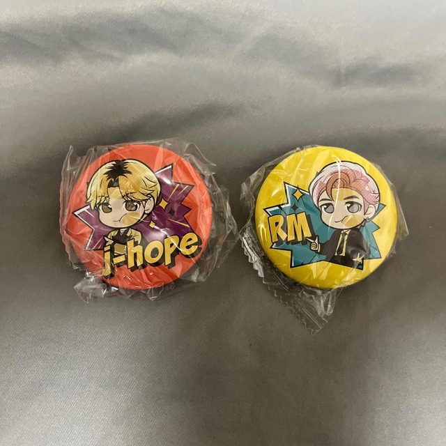 ぴた！でふぉめ TinyTAN Butter 缶バッジ　RM&j-hope エンタメ/ホビーのタレントグッズ(アイドルグッズ)の商品写真