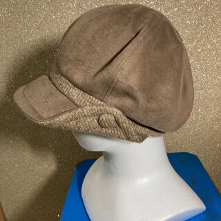 ピエールカルダン(pierre cardin)のキャスケット帽子レディースのブランドの右側にボタンが、ついてるオシャレな帽子です(キャスケット)