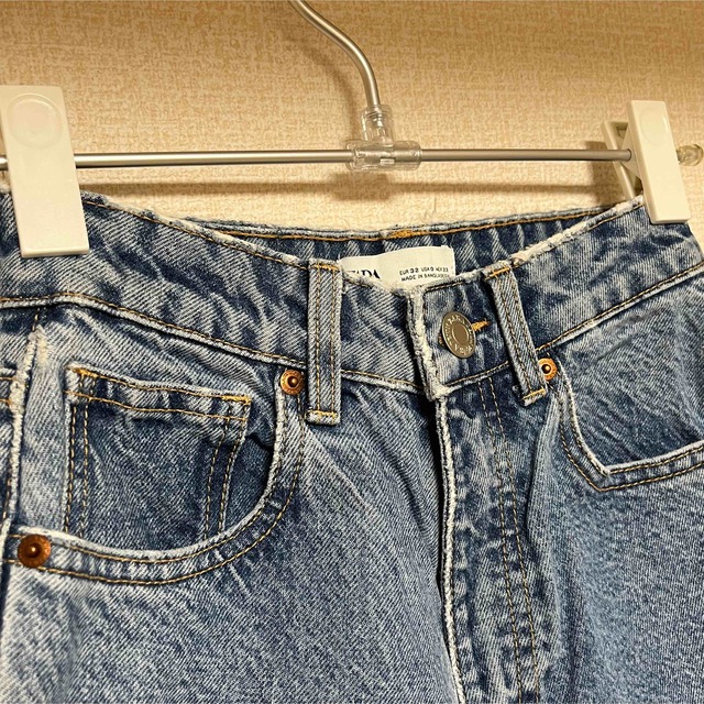 ZARA(ザラ)のZARA ザラ マムフィットデニムジーンズ 32 ライトブルー レディースのパンツ(デニム/ジーンズ)の商品写真