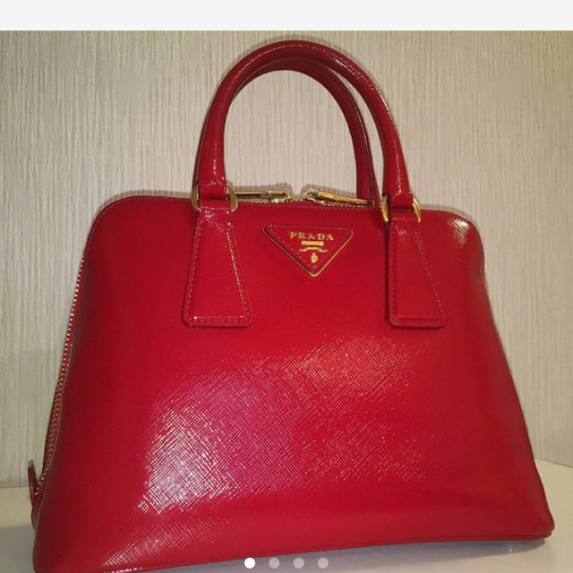 最新作売れ筋が満載 PRADA プラダサフィアーノ 艶あり サイズ25 ショルダーバッグ PRADA サフィアーノ 赤 艶あり