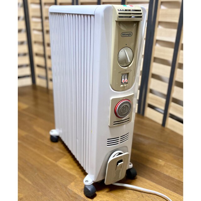 DeLonghi(デロンギ)のデロンギオイルヒーター DeLonghi 091521 暖房器具 肌の乾燥防止 スマホ/家電/カメラの冷暖房/空調(オイルヒーター)の商品写真