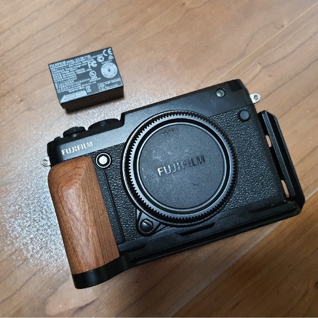 Fujifilm GFX50R (Smallrig グリップ付)