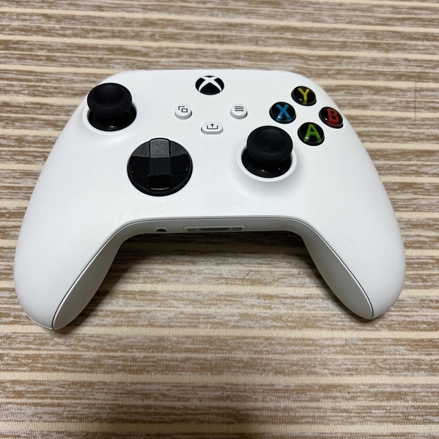 Xbox(エックスボックス)の限定値下げ！Xboxワイヤレスコントローラー　robot white 美品 エンタメ/ホビーのゲームソフト/ゲーム機本体(家庭用ゲーム機本体)の商品写真