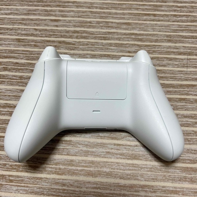 Xbox(エックスボックス)の限定値下げ！Xboxワイヤレスコントローラー　robot white 美品 エンタメ/ホビーのゲームソフト/ゲーム機本体(家庭用ゲーム機本体)の商品写真