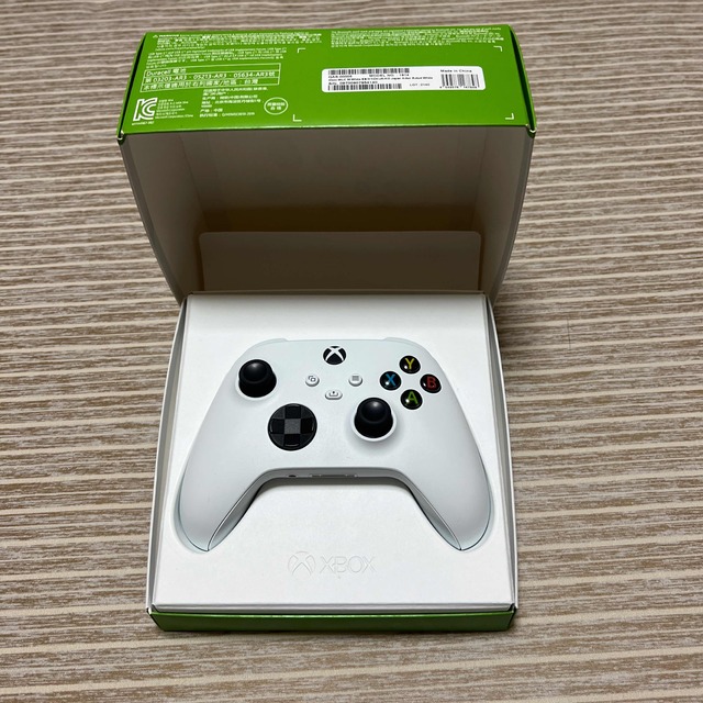 Xbox(エックスボックス)の限定値下げ！Xboxワイヤレスコントローラー　robot white 美品 エンタメ/ホビーのゲームソフト/ゲーム機本体(家庭用ゲーム機本体)の商品写真