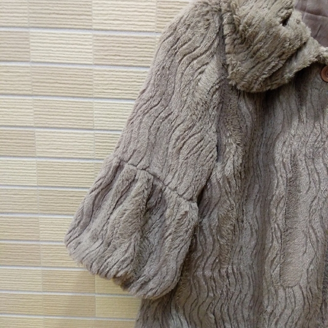 ファージャケット　ファーコート　フェイクファー【Ｍ～Ｌ】 レディースのジャケット/アウター(毛皮/ファーコート)の商品写真