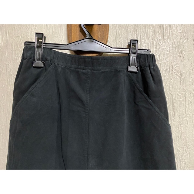 フェイクスエード（エクセーヌ）ブラックスカート（たぶん未使用、実家保管品） レディースのスカート(ひざ丈スカート)の商品写真
