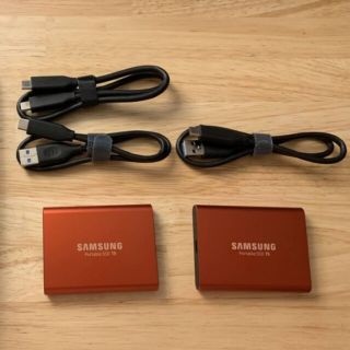 サムスン(SAMSUNG)の美品 SAMSUNG T5 ポータブルSSD 500GB x 2個セット(PC周辺機器)