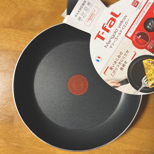 T-fal(ティファール)のティファールフライパン マリーゴールドイエロー ２５ｃｍ（ガス火用） インテリア/住まい/日用品のキッチン/食器(鍋/フライパン)の商品写真