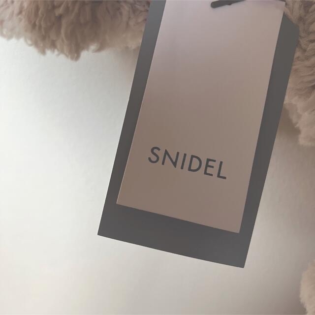 SNIDEL(スナイデル)の【新品未使用】最終値下げ　スナイデル22AW ショートボアコート レディースのジャケット/アウター(毛皮/ファーコート)の商品写真