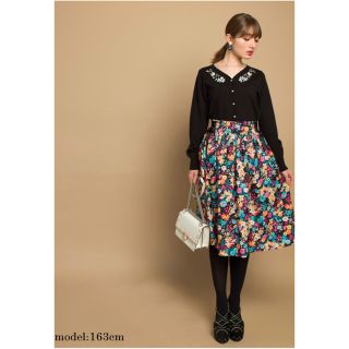 トッコ(tocco)のtocco closet フラワービジューネックニットカーディガン(カーディガン)