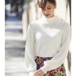 トッコ(tocco)のtocco closet 甘いのに大人顔パール付きオフタートルニット(ニット/セーター)