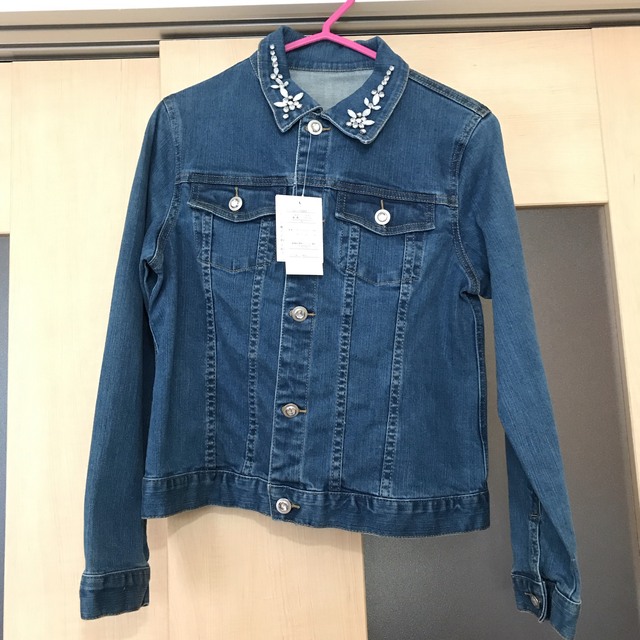 tocco(トッコ)のtocco closet  駆け引き上手な襟元ビジュー付きデニムジャケット  レディースのジャケット/アウター(Gジャン/デニムジャケット)の商品写真