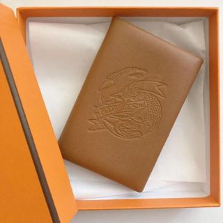 エルメス(Hermes)のHERMES カルヴィ　セーラータトゥー　レア　ゴールド　エルメス(名刺入れ/定期入れ)