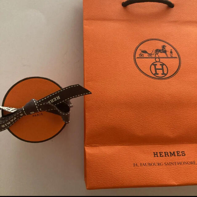 Hermes(エルメス)の新品未使用◆エルメスツイリー　大空の狂気　グレー　レッド　HERMES レディースのファッション小物(バンダナ/スカーフ)の商品写真