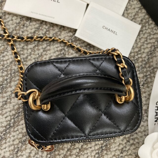 CHANEL(シャネル)の新品未使用　CHANEL スモール　ヴァニティーケース　保護シール付き レディースのバッグ(ショルダーバッグ)の商品写真