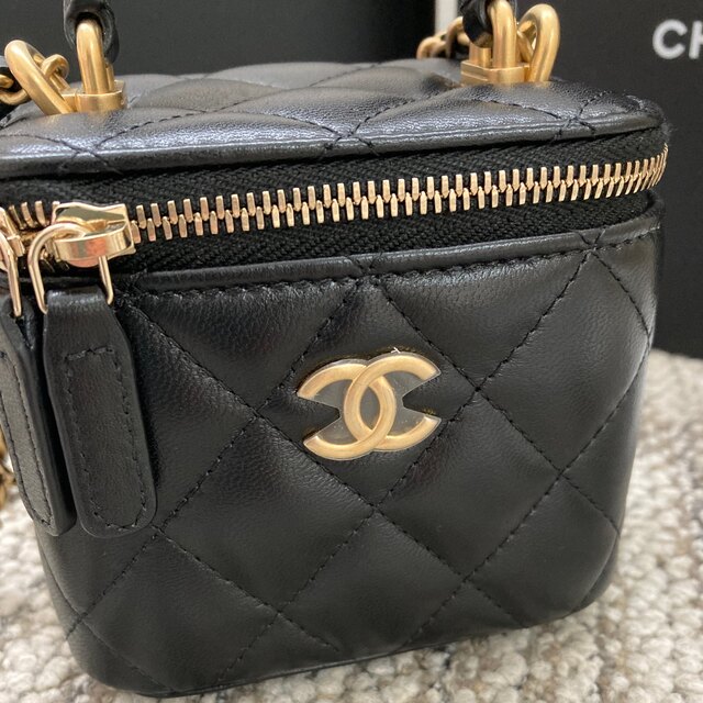 CHANEL(シャネル)の新品未使用　CHANEL スモール　ヴァニティーケース　保護シール付き レディースのバッグ(ショルダーバッグ)の商品写真