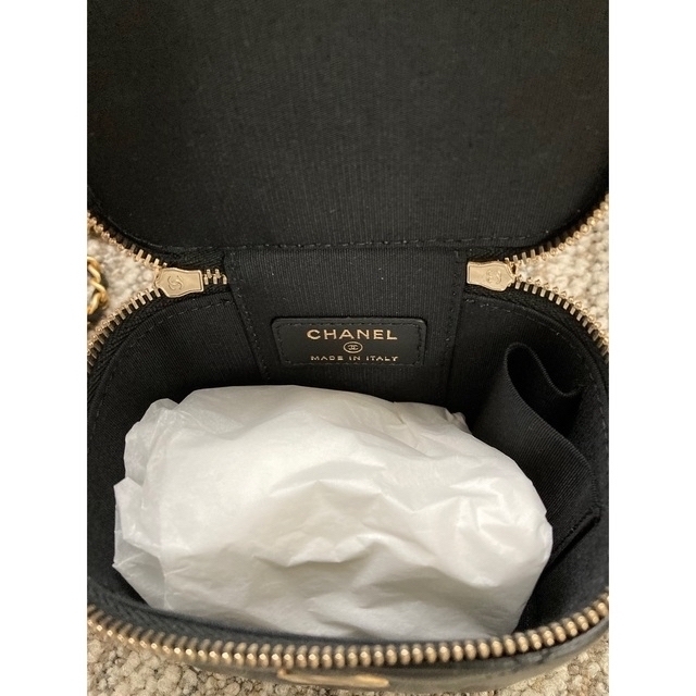 CHANEL(シャネル)の新品未使用　CHANEL スモール　ヴァニティーケース　保護シール付き レディースのバッグ(ショルダーバッグ)の商品写真