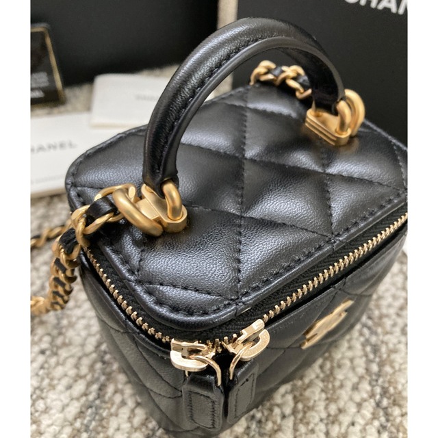 CHANEL(シャネル)の新品未使用　CHANEL スモール　ヴァニティーケース　保護シール付き レディースのバッグ(ショルダーバッグ)の商品写真