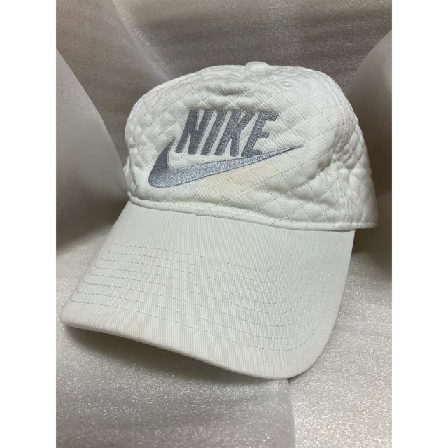 NIKE(ナイキ)のNIKE ナイキ 白 ホワイト キャップ CUP 帽子 Mサイズ 綿100% レディースの帽子(キャップ)の商品写真