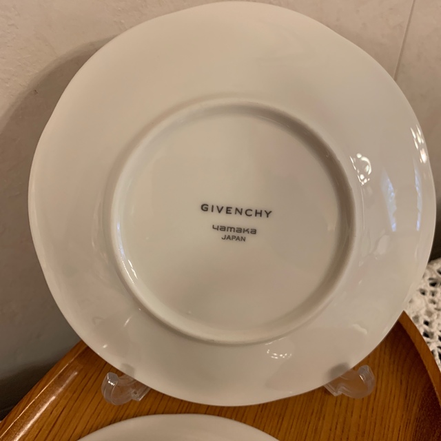GIVENCHY(ジバンシィ)のGIVENCHY ジバンシー　ホワイト　レリーフ皿　3枚 インテリア/住まい/日用品のキッチン/食器(食器)の商品写真