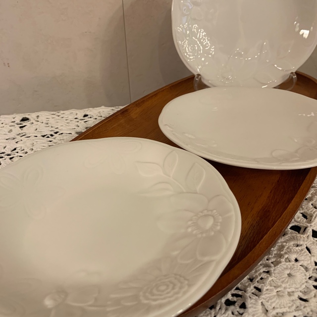 GIVENCHY(ジバンシィ)のGIVENCHY ジバンシー　ホワイト　レリーフ皿　3枚 インテリア/住まい/日用品のキッチン/食器(食器)の商品写真
